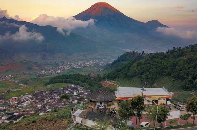 Pemandangan dari dataran atas Desa Tieng menyuguhkan indahnya Gunung Sindoro yang gagah
