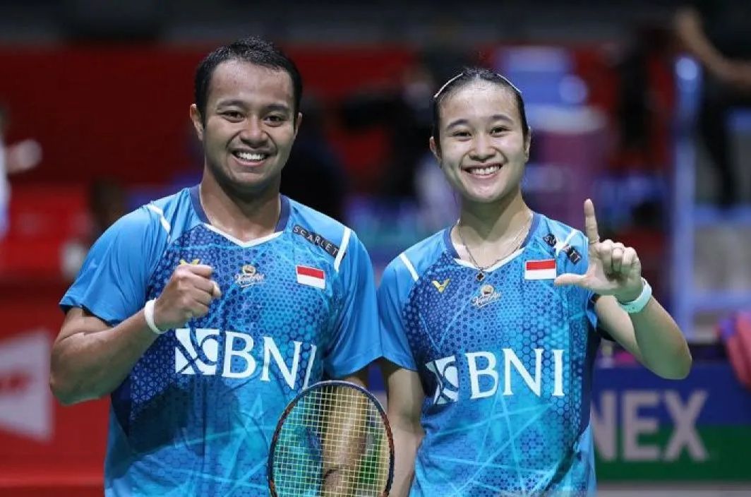Ganda campuran Indonesia Rehan Naufal Kusharjanto/Lisa Ayu Kusumawati berfoto bersama usai memenangkan laga 16 besar Malaysia Masters 2024 di Kuala Lumpur, Malaysia.