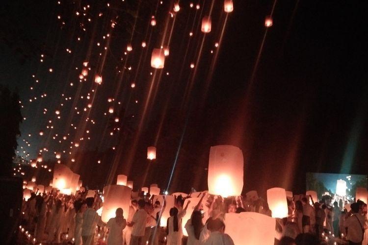 Penampakan ribuan lampion di malam hari hiasi acara Waisak 2024.