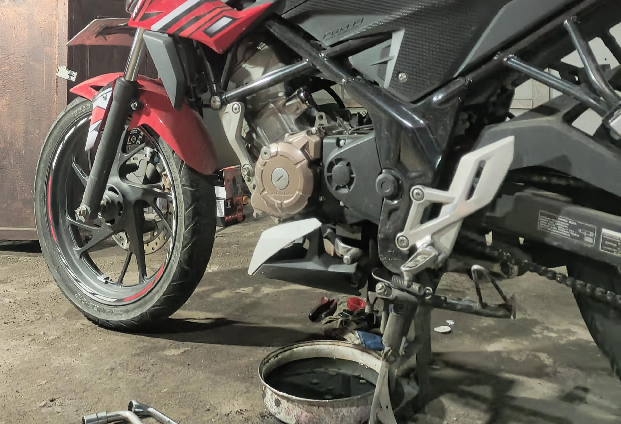 Pergantian Oli Motor. (dok bagus mercusuar)