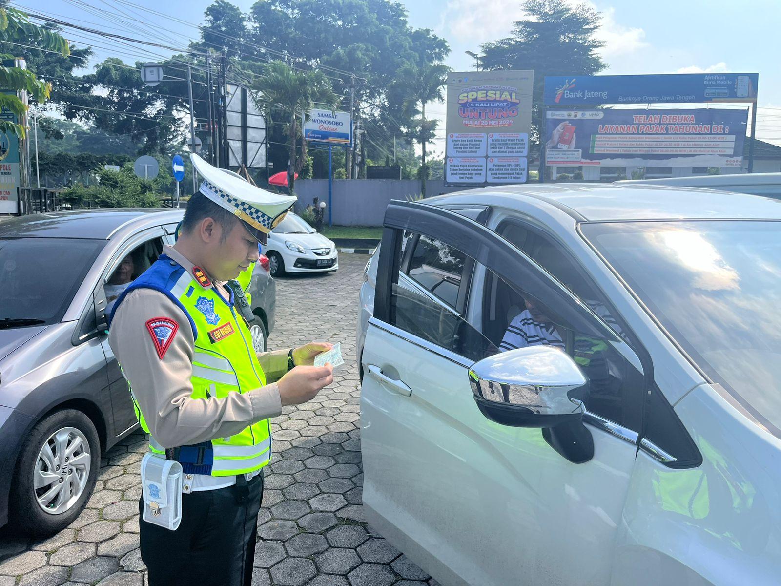 Satlantas Polres Wonosobo melaksanakan kegiatan Sosialisasi Kepatuhan Lalu Lintas dan Pembayaran Pajak Kendaraan Bermotor yang berlangsung di halaman Kantor Samsat Wonosobo.