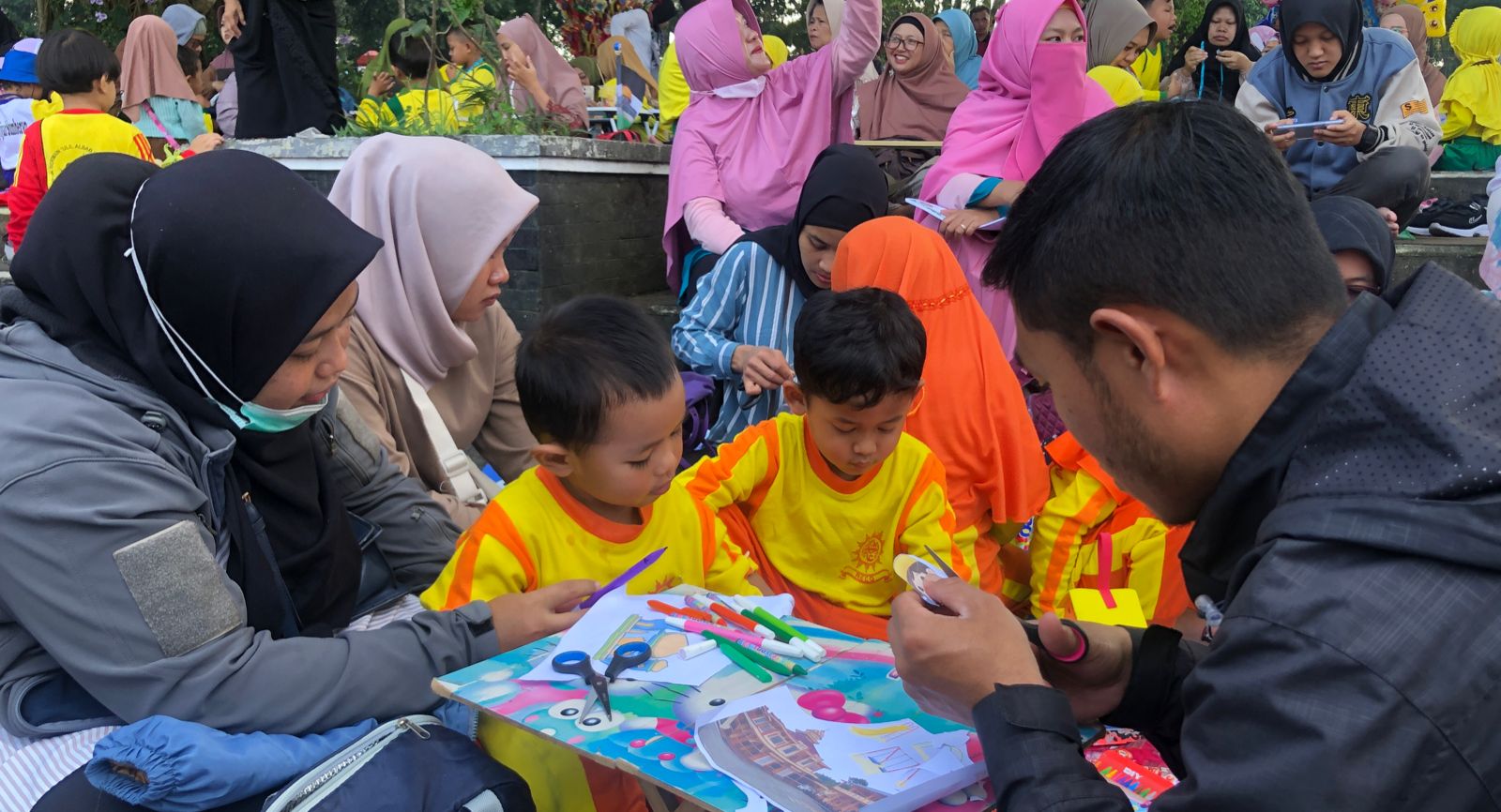 Salah satu peserta yang mengikuti Festival Montase melukis dalam rangka milad TK Aisiyah ke-105 di dampingi oleh kedua orang tuanya