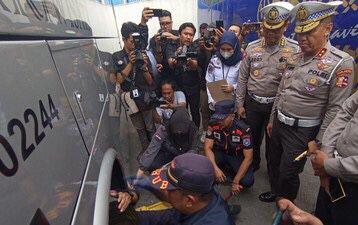 Kepala Korlantas Polri Irjen Pol Aan Suhanan ikut melakukan sidak pool bus pariwisata, yang ada di Jalan Soekarno Hatta, Kota Bandung, Selasa (28/5). (CNN Indonesia/Cesar)