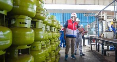 Dikretur Rekayasa dan Infrastuktur Darat PT Pertamina Patra Niaga Jatimbalinus Eduward Adolof Kawi menijau stok gas LPG 3 kilogram