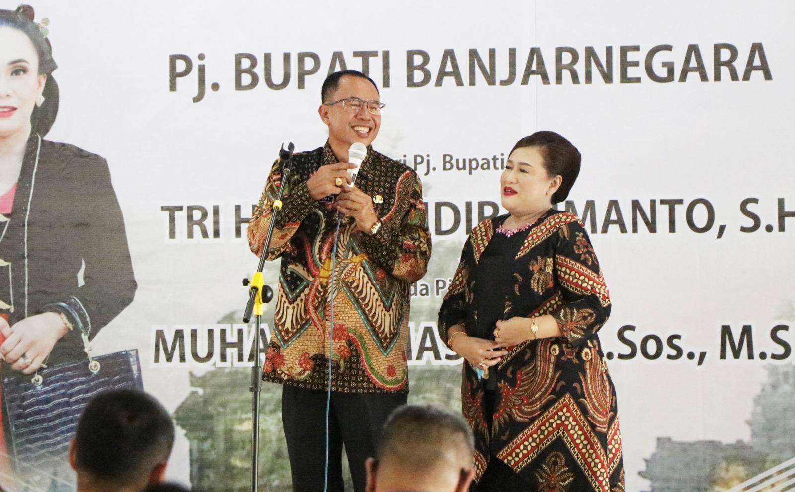 Pemkab Banjarnegara menggelar acara pisah sambut Penjabat (Pj) Bupati Banjarnegara dari Tri Harso Widirahmanto, SH kepada Muhammad Masrofi, S.Sos, M.Si di Pendapa Dipayudha Adigraha Kamis (30/5/2024).