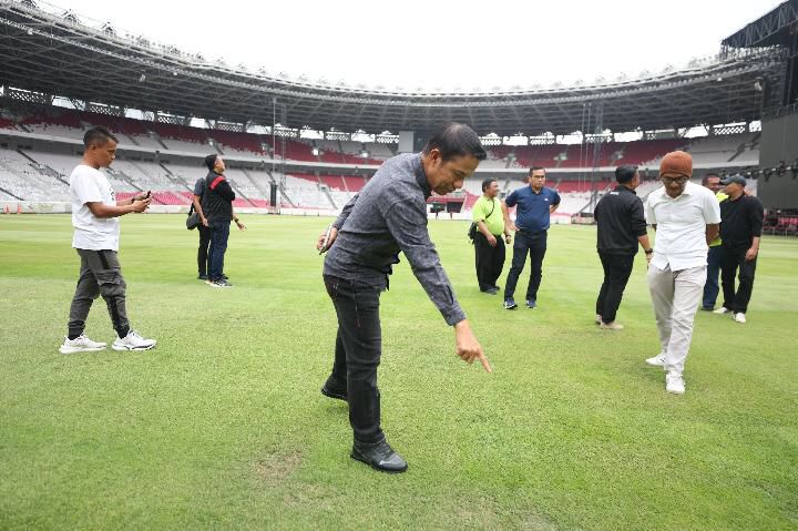 Peninjauan rumput GBK setelah digunakan konser oleh NCT