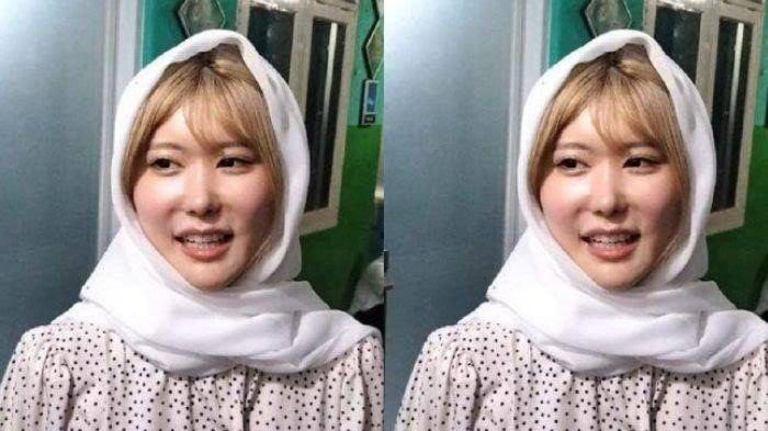 Influencer asal Jepang, Asahina Mana, sempat keliru menyebut Depok sebagai desa dan terkejut dengan kondisi lalu lintas yang macet parah di kota tersebut. Hal ini diungkapkan oleh pemilik akun TikTok @asahina_mana saat menghadiri doa bersama dan memberikan santunan kepada siswa serta korban kecelakaan bus SMK Lingga Kencana di Jalan Raya Sawangan, Kecamatan Pancoran Mas, Depok, Kamis, 30 Mei 2024.