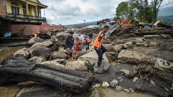 Jumlah korban meninggal akibat banjir bandang yang melanda enam kabupaten dan kota di Sumatera Barat terus bertambah. Hingga saat ini, Badan Nasional Penanggulangan Bencana (BNPB) mencatat 50 orang telah kehilangan nyawa.
