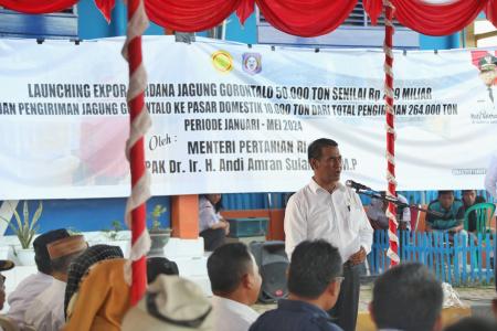 Menteri Pertanian (Mentan) Andi Amran Sulaiman menegaskan pentingnya menjaga harga jagung di tingkat petani agar tetap stabil. Dalam acara pelepasan ekspor perdana jagung ke Filipina di Provinsi Gorontalo, Mentan menekankan bahwa kesejahteraan petani harus ditingkatkan melalui produksi yang berkelanjutan. Ia juga meminta Badan Urusan Logistik (Bulog) segera melakukan penyerapan jagung dengan Harga Pembelian Pemerintah (HPP) di atas Rp 5.000 per kilogram.