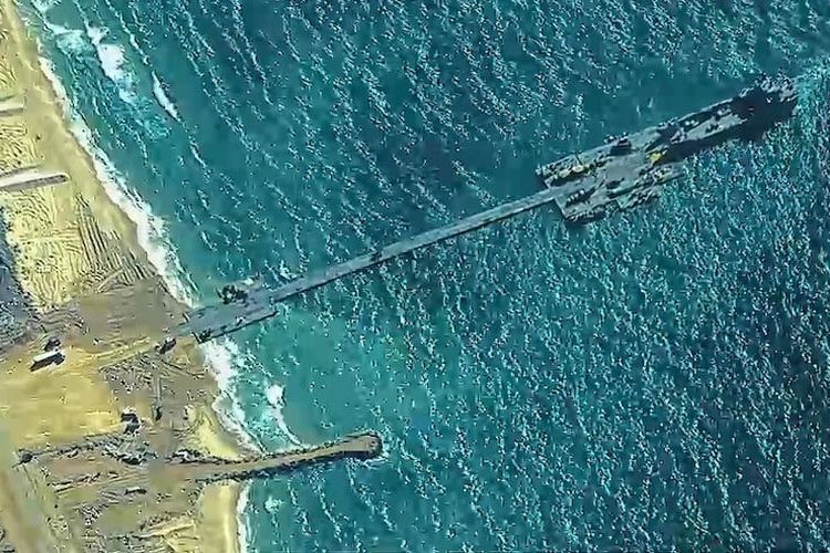 Foto yang disediakan oleh Komando Pusat AS (CENTCOM) ini menunjukkan tentara AS yang ditugaskan di Brigade Transportasi ke-7 (Ekspedisi), pelaut Angkatan Laut AS yang ditugaskan di Batalyon Konstruksi Amfibi 1, dan Pasukan Pertahanan Israel menempatkan Dermaga Trident di pantai Jalur Gaza pada hari Kamis. 16 Mei 2024. Dermaga sementara merupakan bagian dari kemampuan Joint Logistics Over-the-Shore. Militer AS selesai memasang dermaga terapung pada hari Kamis, dan para pejabat siap untuk mulai mengangkut bantuan kemanusiaan yang sangat dibutuhkan ke daerah kantong yang terkepung selama tujuh bulan pertempuran sengit dalam perang Israel-Hamas.(CENTCOM via AFP)