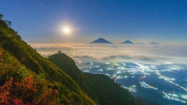 Gunung Andong, yang terletak di Kabupaten Magelang, Jawa Tengah, merupakan destinasi populer bagi para pendaki. Dengan ketinggian sekitar 1.726 meter di atas permukaan laut, gunung ini menawarkan panorama yang luar biasa. Dikenal dengan jalur pendakian yang relatif mudah, Gunung Andong menjadi pilihan yang cocok bagi pendaki dari berbagai kalangan, termasuk pemula. Berikut ini adalah tiga jalur pendakian yang sering digunakan untuk mencapai puncak Gunung Andong: Jalur Gogik, Jalur Pendem, dan Jalur Sawit.