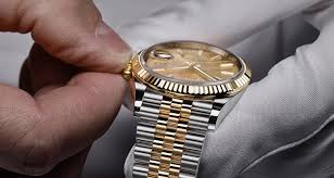 Rolex, salah satu merek jam tangan mewah paling terkenal di dunia, telah lama menjadi lambang status dan prestise yang tak tertandingi. Di kalangan kolektor dan pecinta jam tangan, merek ini dikenal karena kualitasnya yang luar biasa, inovasi teknologi, serta desainnya yang elegan dan abadi.