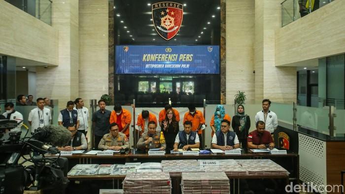 Direktorat Tindak Pidana Siber Bareskrim Polri mengguncang dunia bisnis dengan membongkar sindikat penipuan melalui modus manipulasi data email, yang mengakibatkan kerugian hingga Rp 32 miliar.