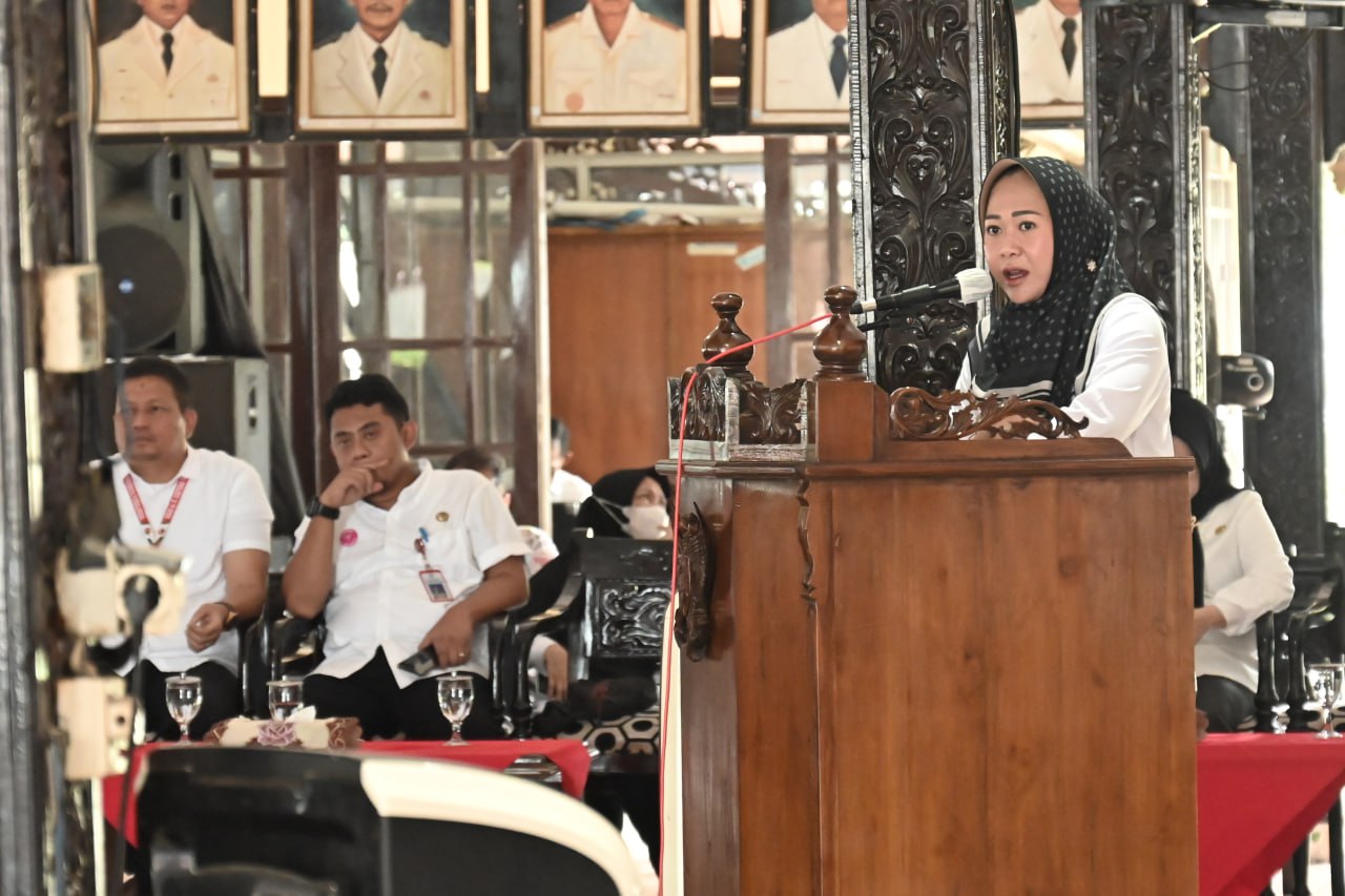 Bupati Purbalingga Dyah Hayuning Pratiwi melantik dan mengambil sumpah janji sebanyak 285 Aparatur Sipil Negara (ASN) yang ada di lingkungan Pemkab Purbalingga. Terdiri dari 276 orang Pegawai Pemerintah dengan Perjanjian Kerja (PPPK) tenaga kesehatan (Nakes) dan 7 orang PPPK Guru, serta dua orang PNS yang dilantik sebagai pejabat fungsional.