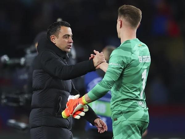 ter stegen berikan penghormatan kepada xavi usai laga terakhir