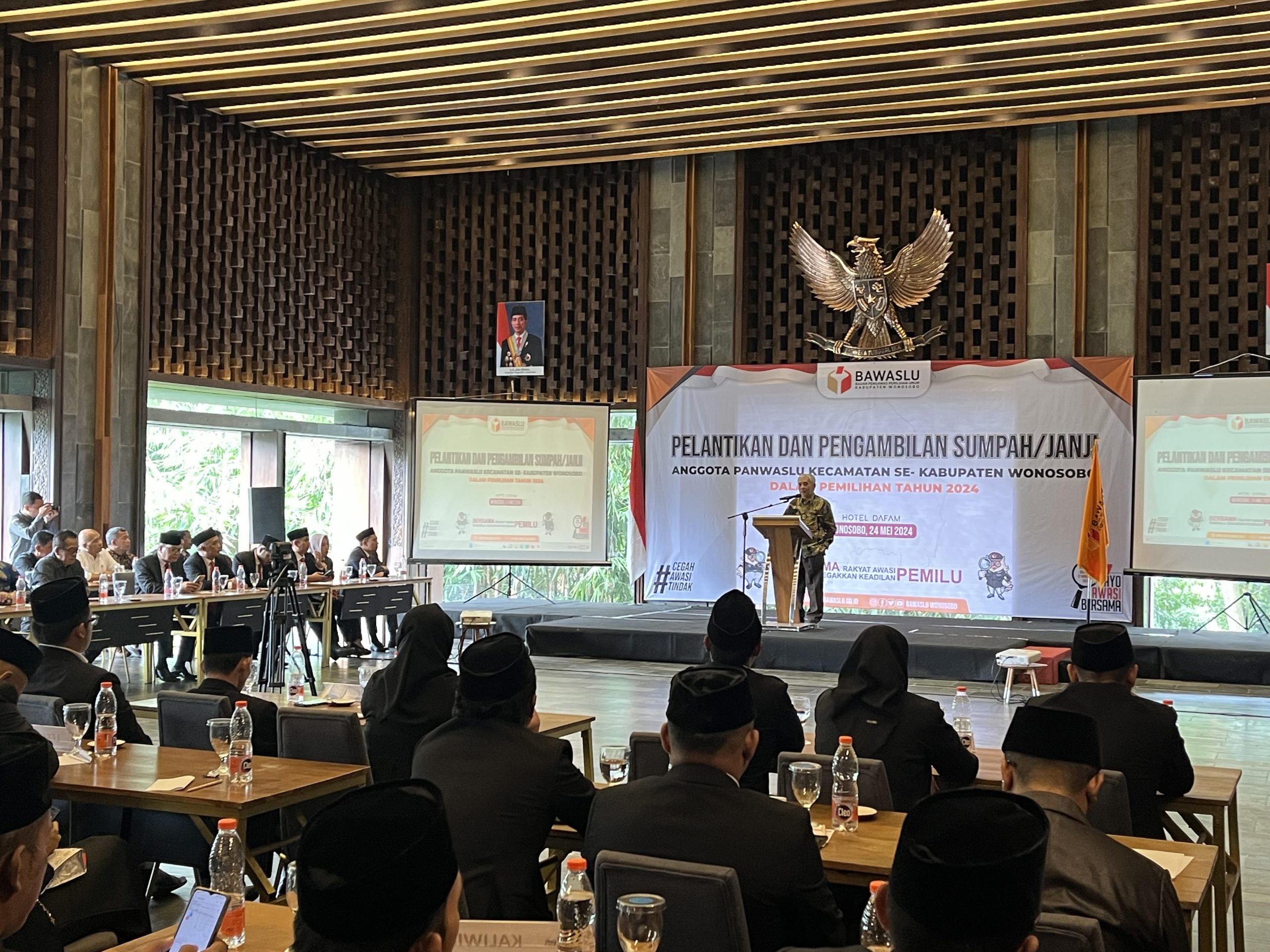 Kesuksesan Pilkada sangat bergantung pada integritas, profesionalisme, dan kerja keras dari seluruh penyelenggara pemilu, termasuk Panitia Pengawas Pemilu Kecamatan. Pasalnya, Pilkada 2024 merupakan momentum penting untuk melanjutkan proses demokrasi di Kabupaten Wonosobo.