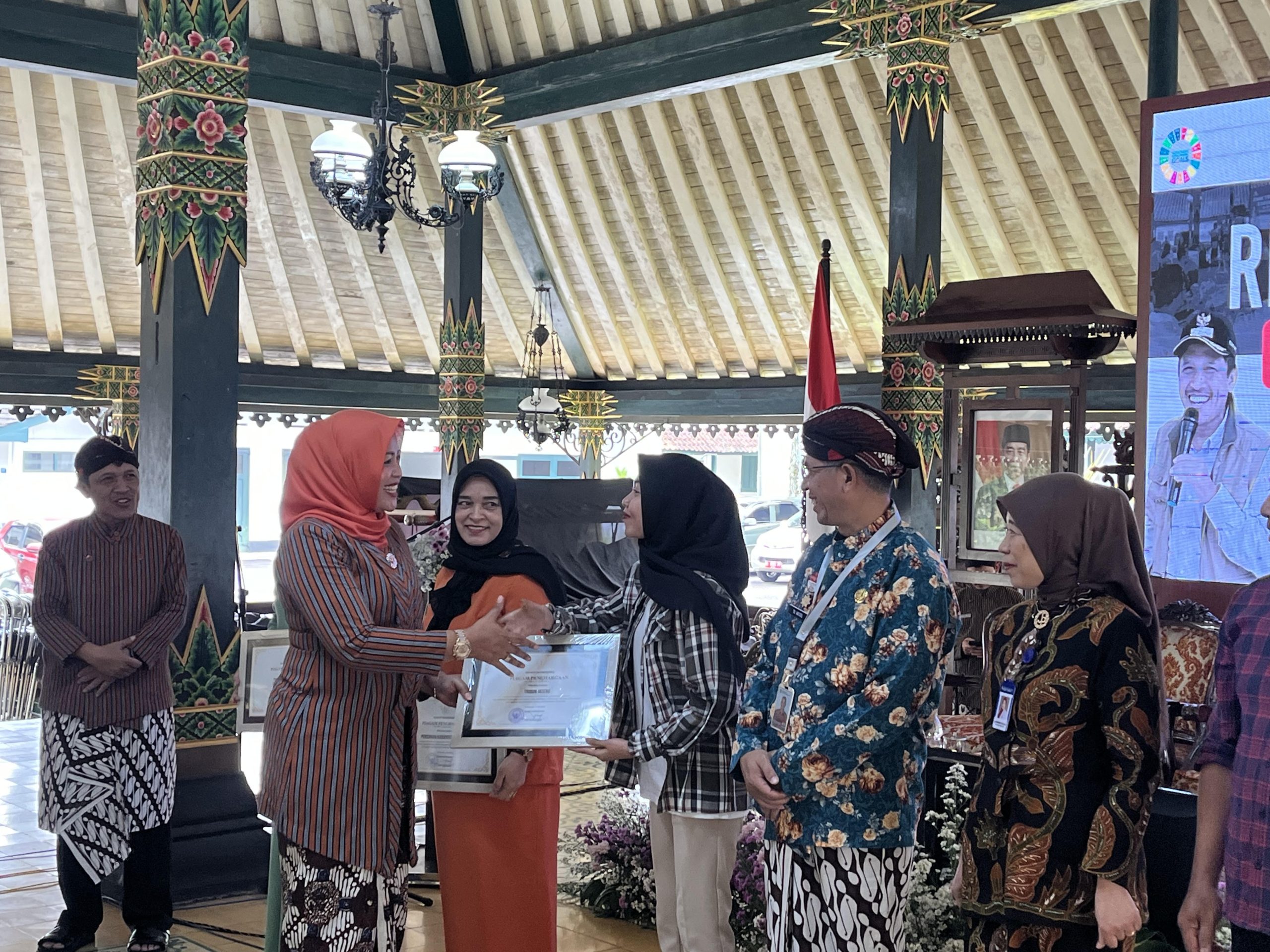 Guna memastikan penguatan pelaksanaan kegiatan intervensi pencegahan dan percepatan penurunan stunting, Pemerintah Kabupaten Wonosobo bersama pihak swasta dan masyarakat kembali menggelar acara rembug stunting di Pendopo selatan, Kamis (02/05/2024).