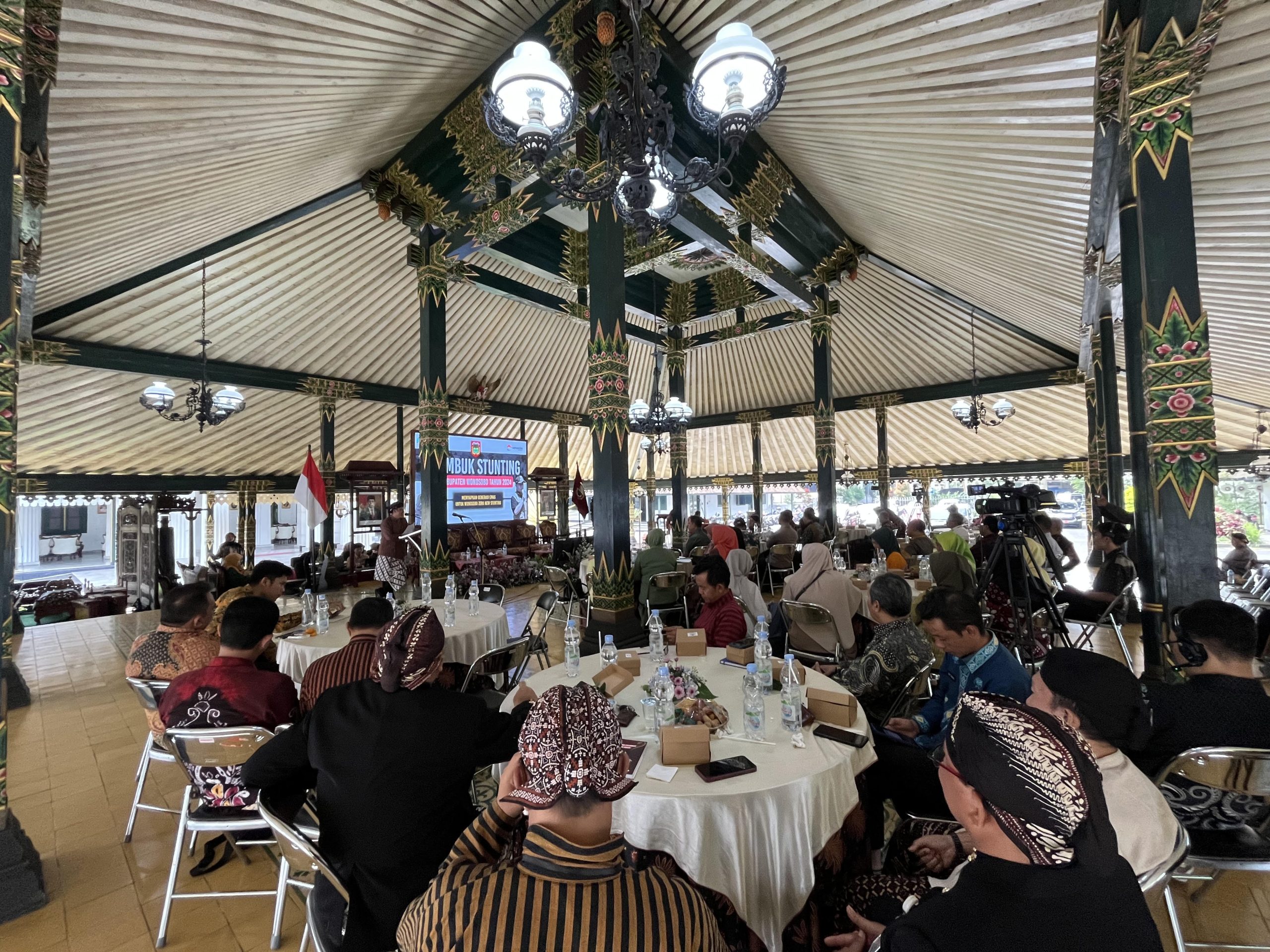 Guna memastikan penguatan pelaksanaan kegiatan intervensi pencegahan dan percepatan penurunan stunting, Pemerintah Kabupaten Wonosobo bersama pihak swasta dan masyarakat kembali menggelar acara rembug stunting di Pendopo selatan, Kamis (02/05/2024).