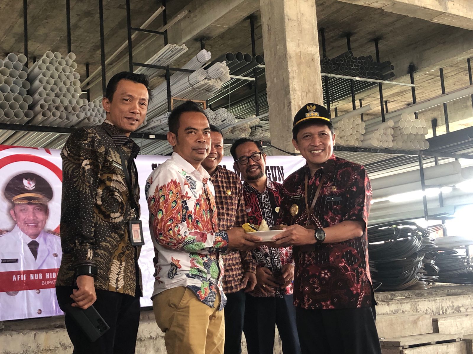 Pemotongan tumpeng sebagai simbolis pembukaan awal kick off long segmen Kejiwan-Kuripan (Dok. Gena Mercusuar).