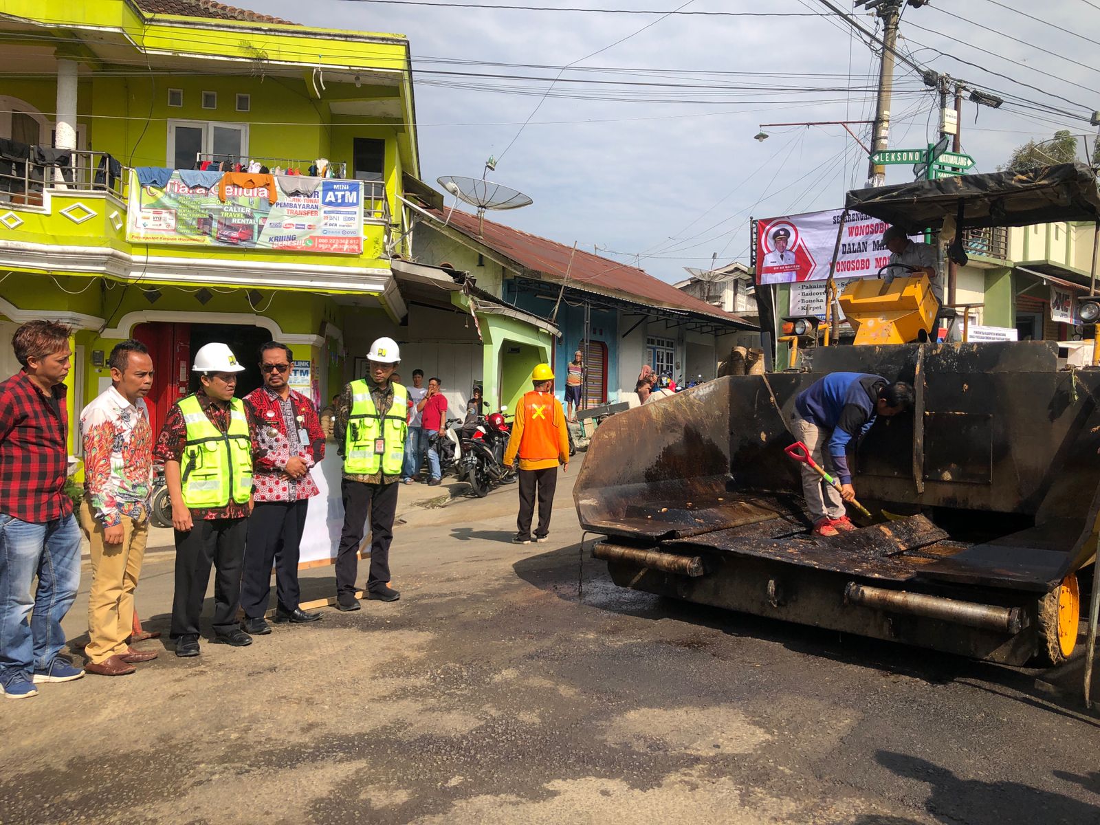 Proses Proyek Long Segmen di Ruas Kejiwan-Kuripan (Dok.Gena Mercusuar).