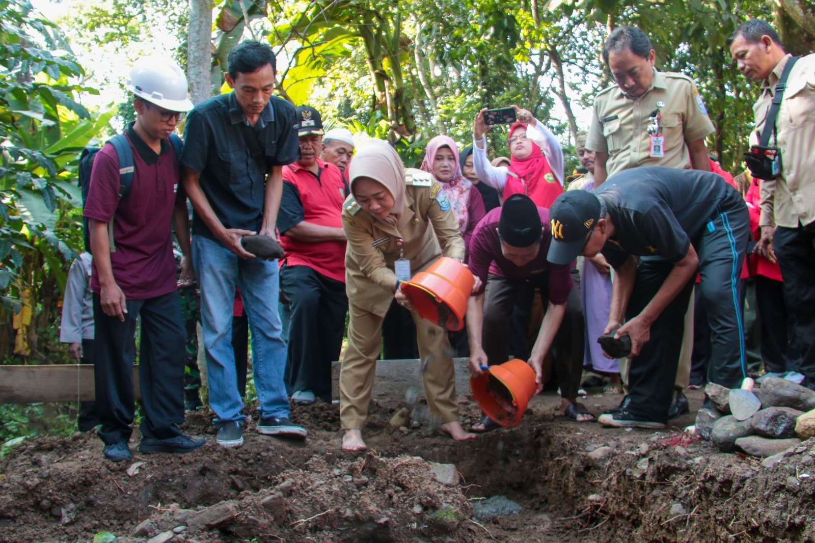 Bupati Purbalingga Dyah Hayuning Pratiwi (Tiwi), didampingi Ketua DPRD Purbalingga HR Bambang Irawan, melakukan peletakan batu pertama Pembangunan Infrastruktur Bidang Sanitasi Dana Alokasi Khusus (DAK) dari Kementerian PUPR tahun anggaran 2024.
