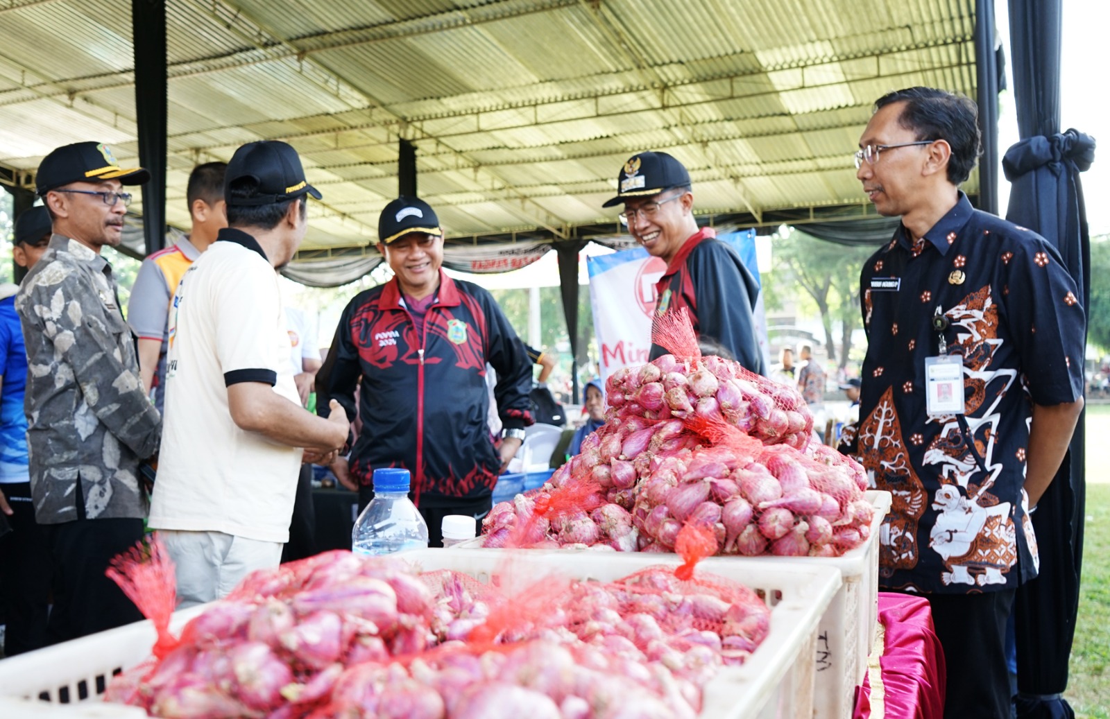 Pj. Bupati Banjarnegara  Muhammad Masrofi membuka Gerakan Pangan Murah (GPM) dan bazar pangan Tim Pengendalian Inflasi Daerah (TPID)  yang di gelar di Alun-alun kota Banjarnegara ,Jum’at (14/6/2024) .