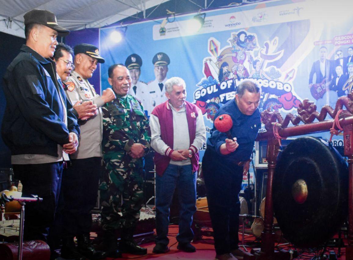 Simbolisasi pemulukan gong sebagai peresmian Soul Of Wonosobo Festival 2024 oleh Wakil Bupati Albar dan di dampingi jajan OPD (Dok. Prokompim Wonosobo)