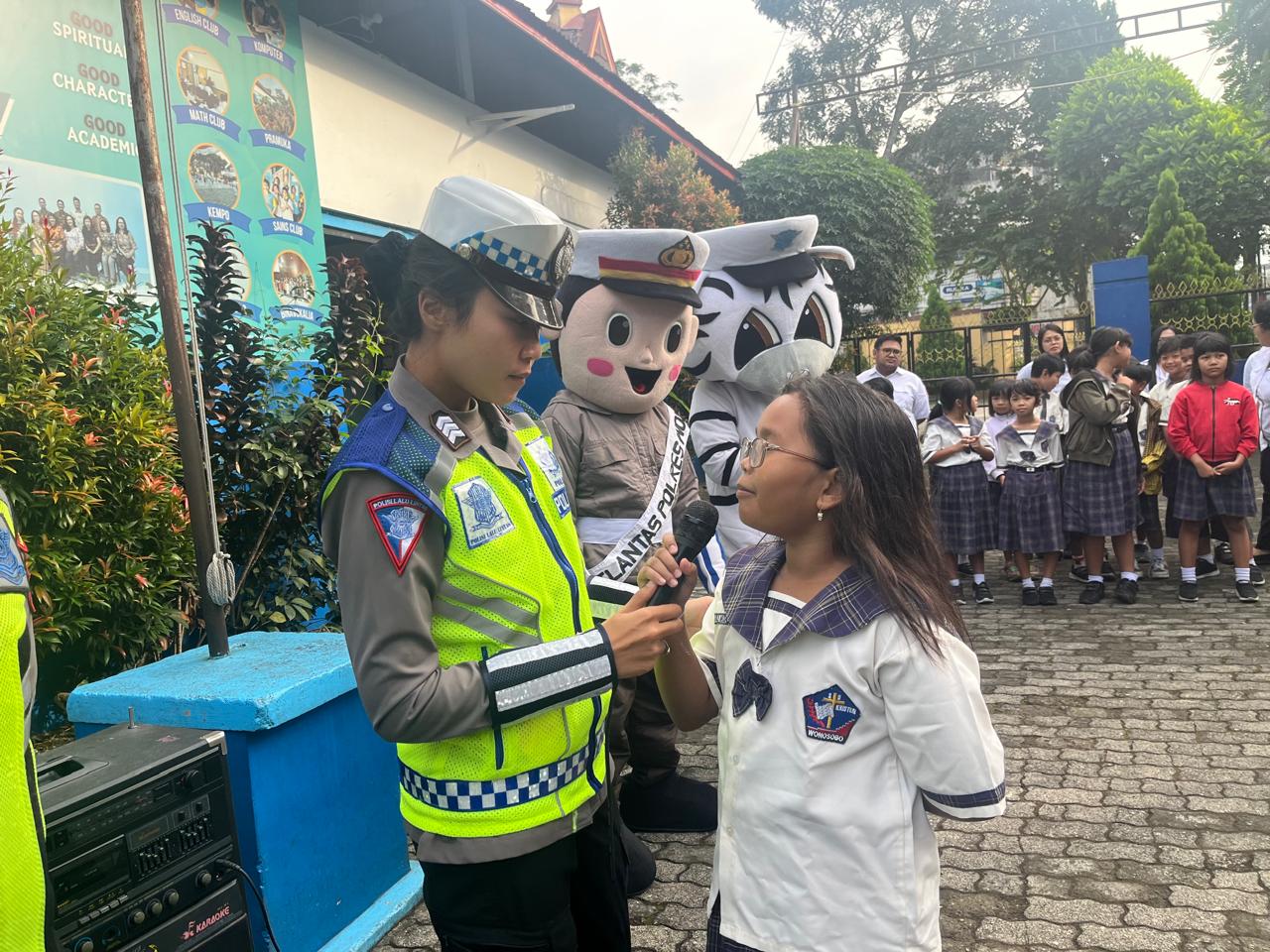 Polwan Satlantas Polres Wonosobo Mengedukasi Keselamatan Berlalu Lintas di SD Kristen Wonosobo