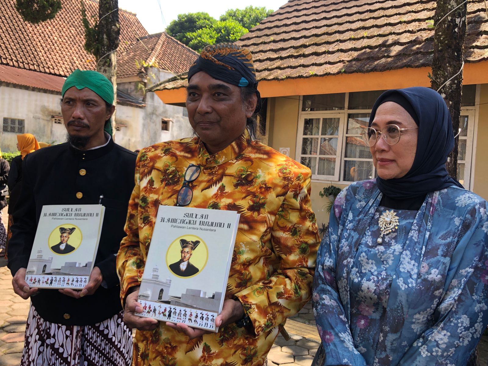 Penulis buku Sultan Hamengku Buwono II (Tengah) beserta Kepala Desa Pagerejo Nurwadi (Kiri) (Dok. Gena Mercusuar)