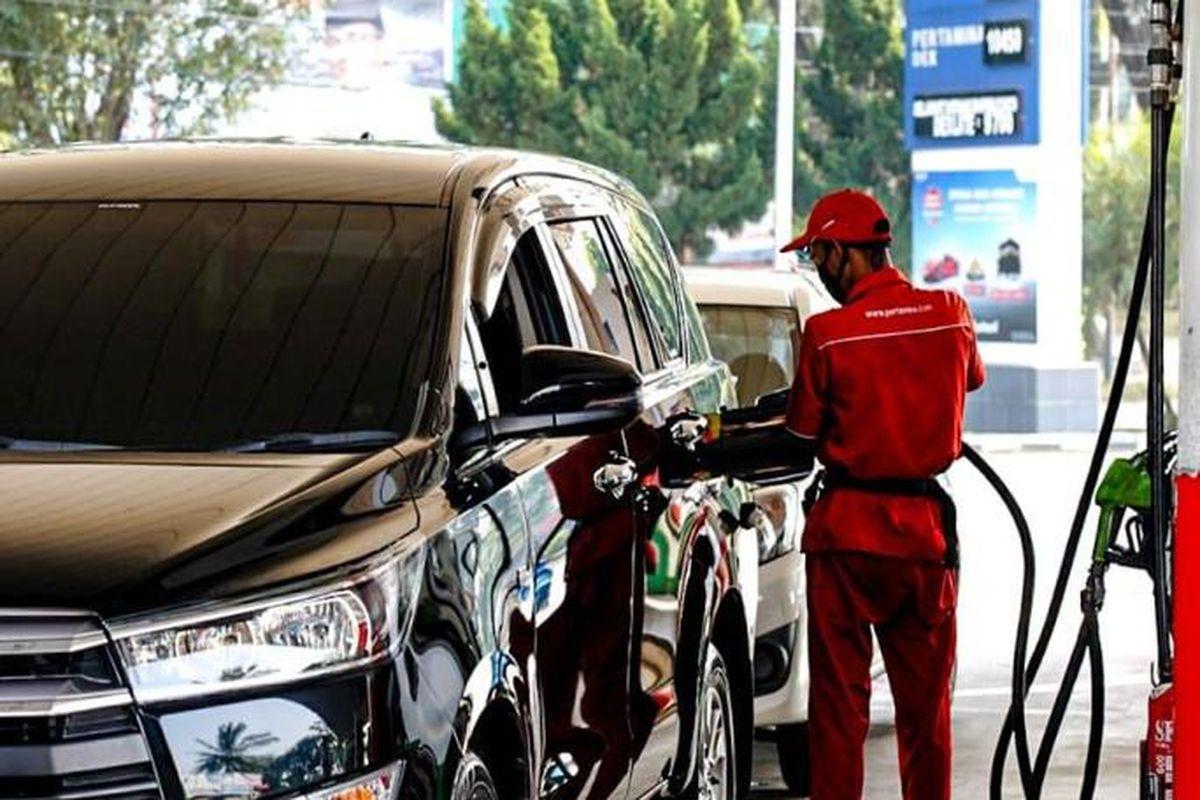 Ilustrasi Pengisian mobil pertalite