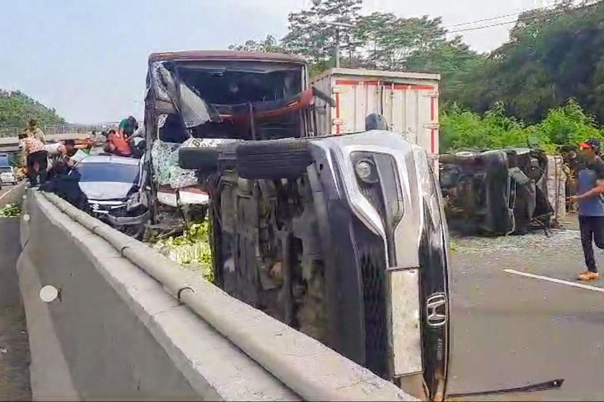 Kecelakaan beruntun yang melibatkan 10 kendaraan terjadi di KM 85+600 Tol Cipularang arah Jakarta pada Rabu, 10 Juli 2024, pukul 15.20 WIB.