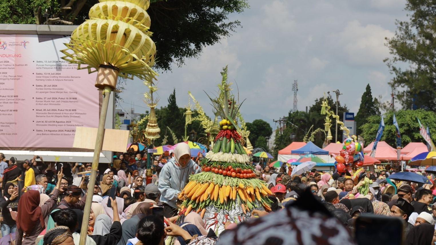 Puncak Peringatan Hari Jadi ke-199 Kabupaten Wonosobo berlangsung dengan kemeriahan luar biasa di Alun-alun Wonosobo ,Rabu (24/07/2024)