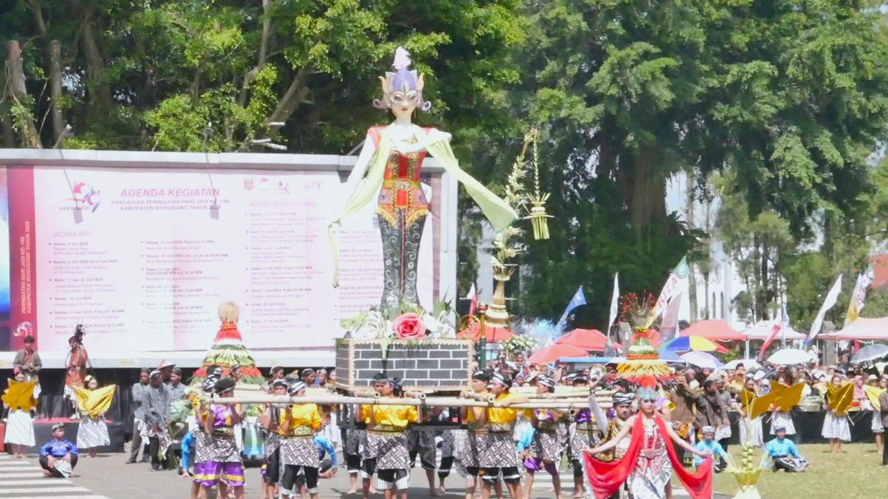 Golekan Lengger Setinggi 3meter Hiasi Hari Jadi Wonosobo (Bagus/Mercusuar)