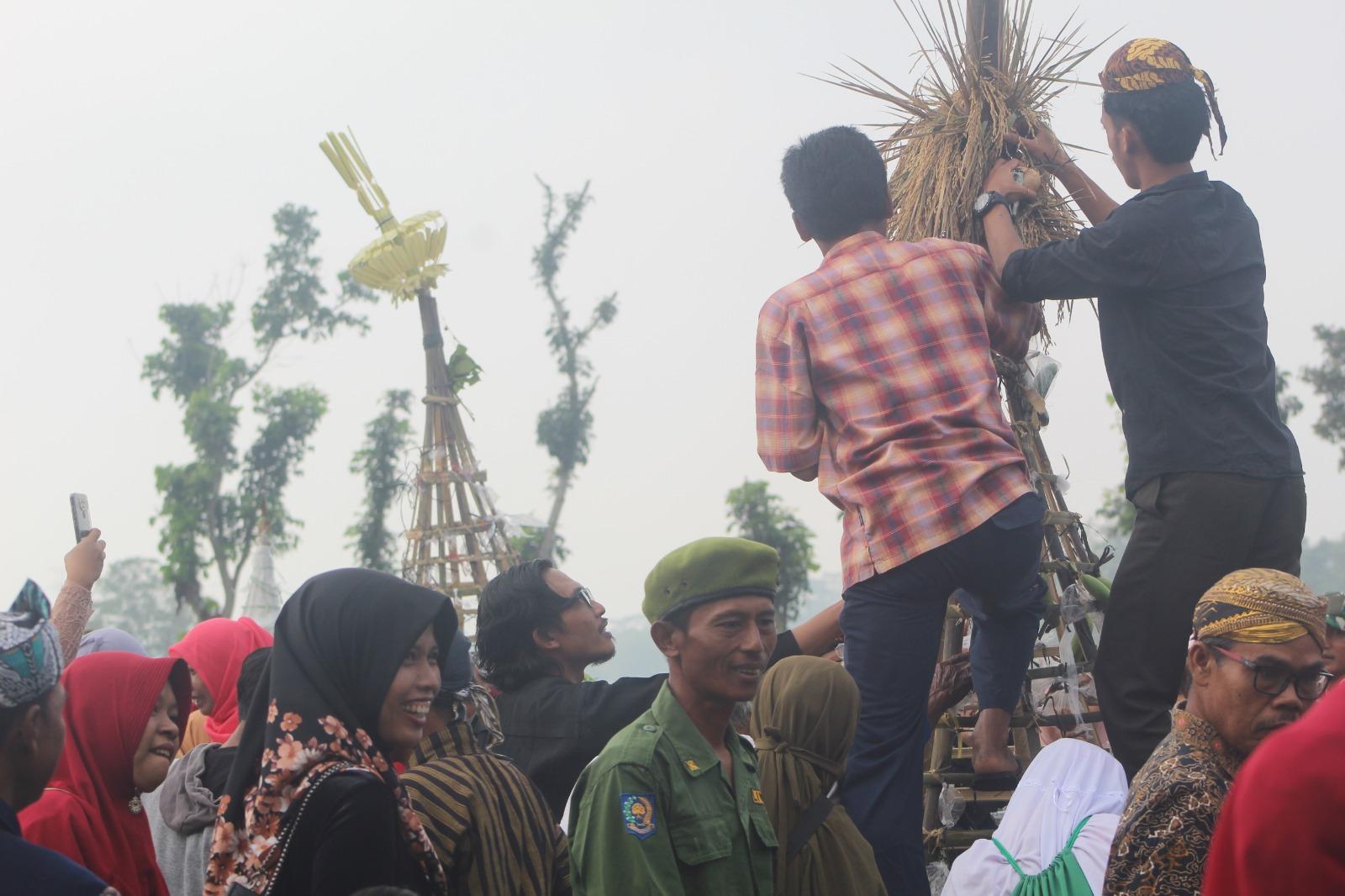 "Suasana meriah Grebeg Sura Tahun Baru Hijriyah 1446, warga berkumpul untuk menyaksikan berbagai atraksi budaya dan upacara adat yang penuh makna."