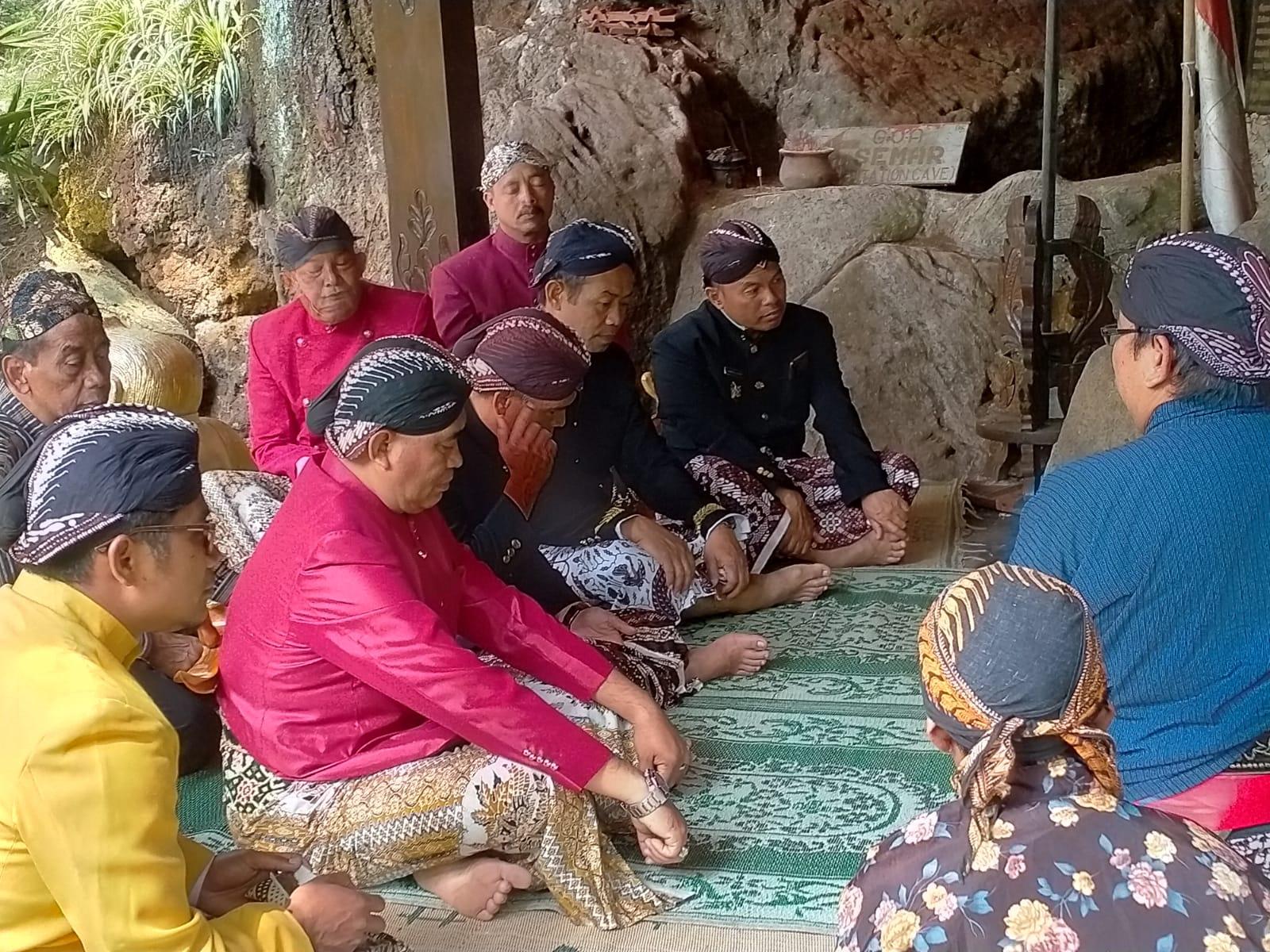 Sakral , Pengambilan Air Suci Tertua Era Jaman Mataram di Dieng Melengkapi Prosesi hari Jadi Wonosobo ke 199 2 forkompincam mengikuti prosesi pengambilan air suci di goa sumur