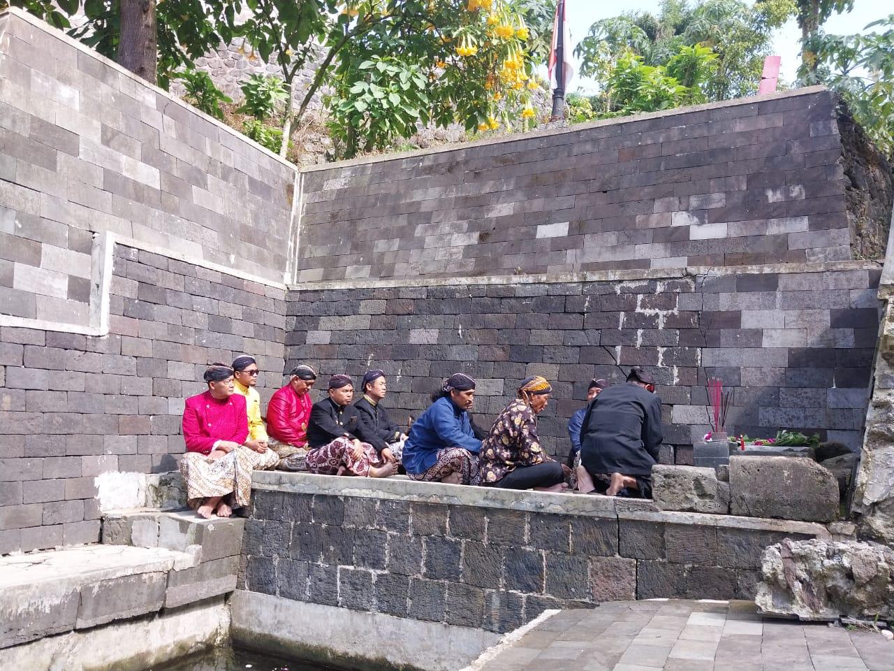 Sakral , Pengambilan Air Suci Tertua Era Jaman Mataram di Dieng Melengkapi Prosesi hari Jadi Wonosobo ke 199 1 prosesi pengambilan air suci di tuk bimo lukar