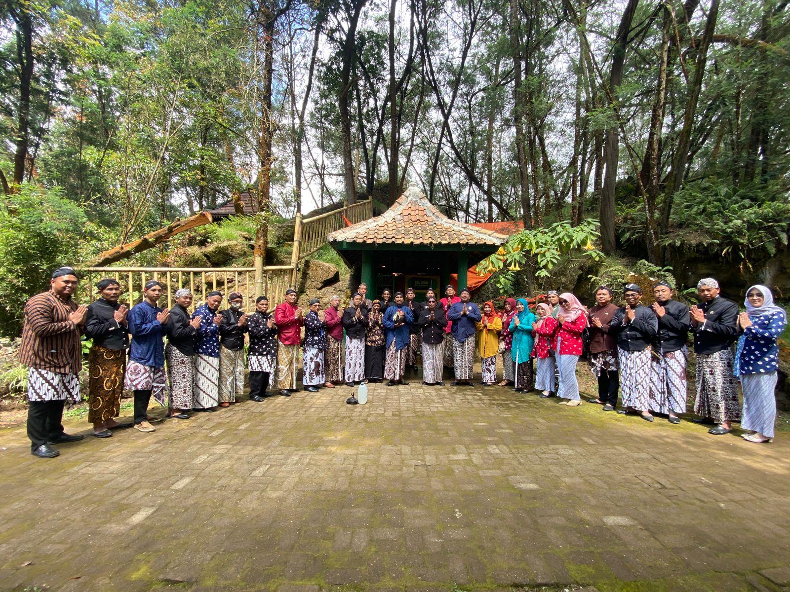 semua perserta setelah pengambilan air suci di goa sumur