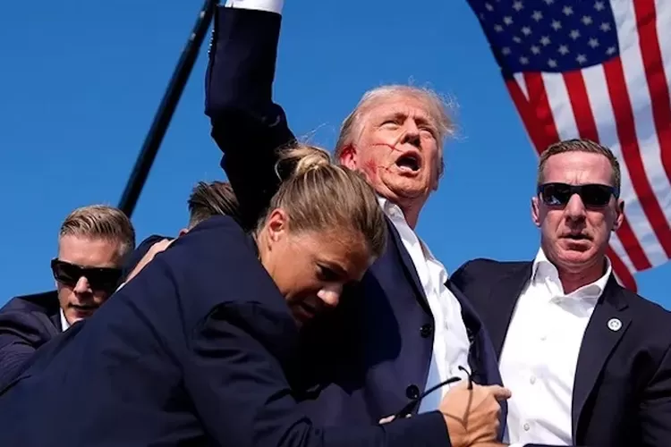 Presiden Amerika Serikat (AS) Joe Biden menyerukan untuk menurunkan suhu politik usai penembakan Donald Trump. Biden mengatakan politik jangan menjadi medan perang.
