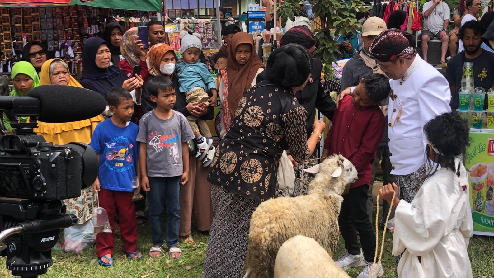 Kebersamaan Bupati Afifi dengan anak-anak peserta ruwat cukur gimbal (Dok.Gena Mercusuar)