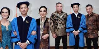 Keluarga Anang Hermansyah-Ashanty dan Krisdayanti-Raul Lemos memperlihatkan kekompakan mereka. Saat diunggahan di Instagram-nya, Ashanty berbagai foto memperlihatkan keduanya dan Sarah memamerkan cincin lamaran tanda ikatan baru di antara mereka. sambil menandai akun Anang, KD, dan Azriel, Rabu, 10 Juli 2024.