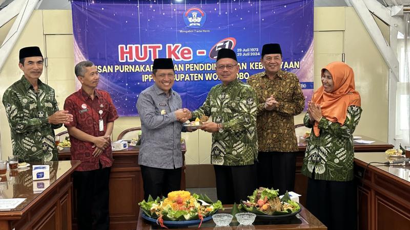 Pada HUT IPPK ke-51, Bupati Wonosobo memberikan apresiasi kepada purnakaryawan pendidikan atas kontribusi mereka dalam meningkatkan kualitas pendidikan