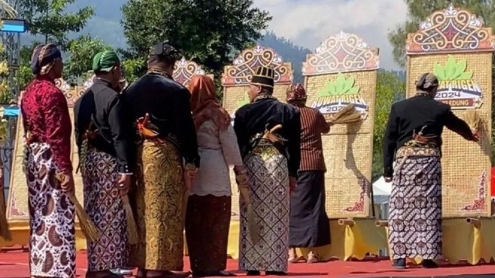 Petani Temanggung Gelar Ruwat Rigen Jelang Panen Tembakau di Lapangan Kledung Kabupaten Temanggung Jawa Tengah.
