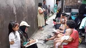 Viral semua rumah di Kota Cimahi yang dihuni oleh 14 kepala keluarga (KK) atau 34 jiwa rumah yang berlokasi di Kampung Cisurupan, RT 02/07, Kelurahan Citeureup, Kecamatan Cimahi Utara, Kota Cimahi.