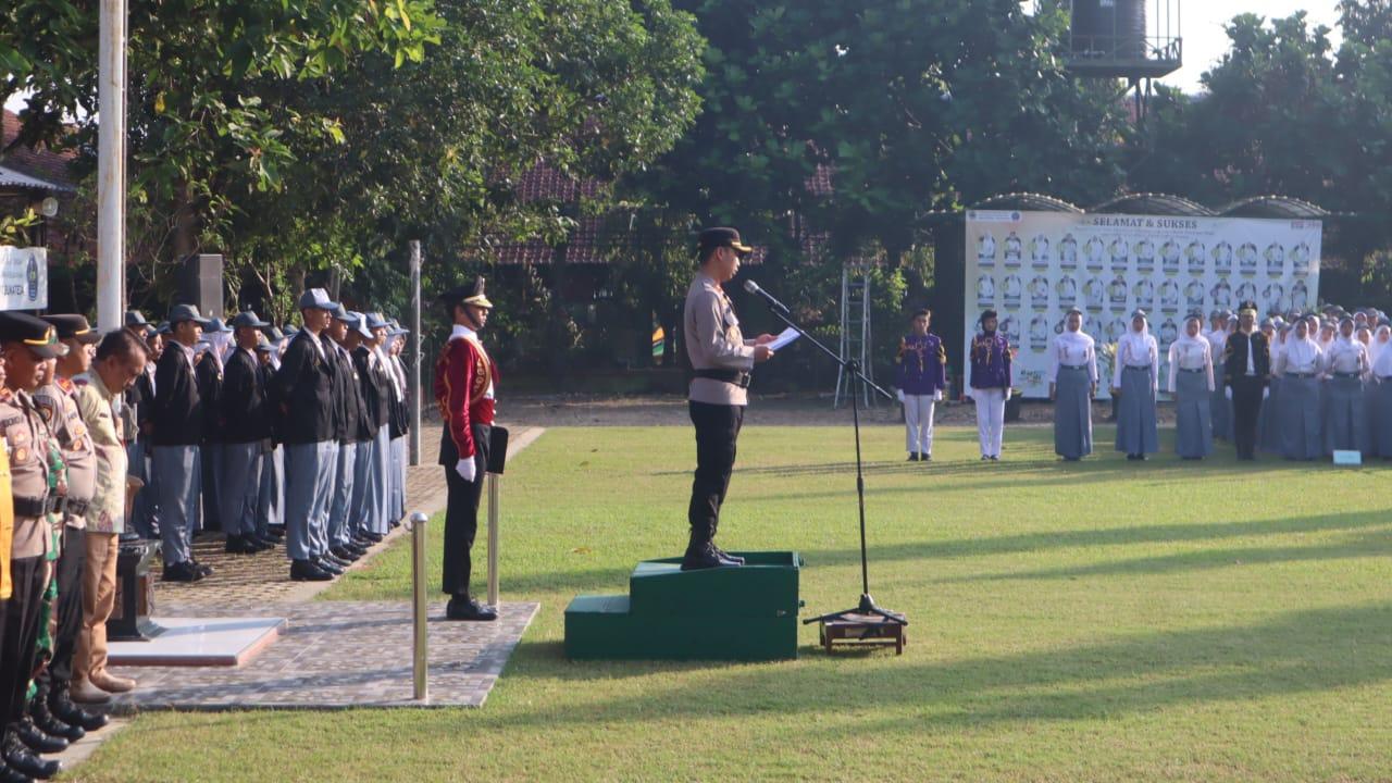 Polres Purbalingga menggelar Apel Besar Patroli Keamanan Sekolah (PKS) dan Peluncuran Program Jateng Zero Bullying di SMA Negeri 1 Bukateja