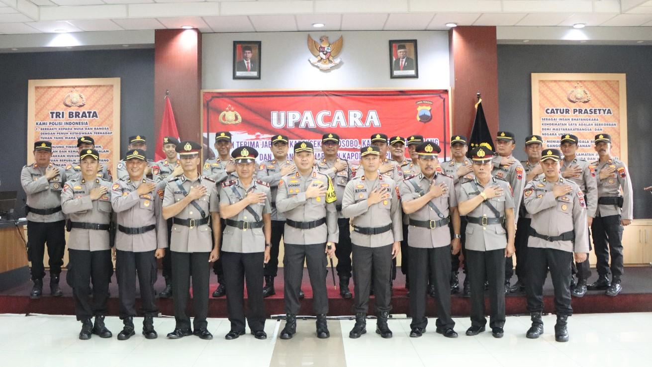 Polres Wonosobo mengadakan upacara serah terima jabatan yang dipimpin oleh Kapolres Wonosobo AKBP Donny Lumbantoruan pada Rabu pagi 3172024