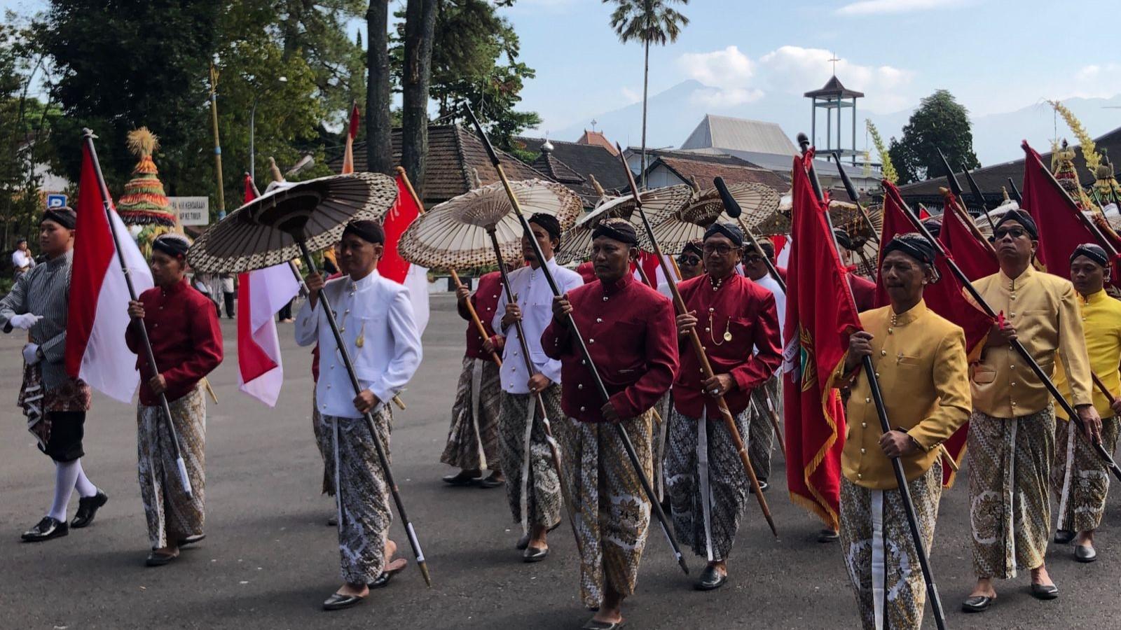 Prosesi pisowanan Agung oleh para forkopimcam di halaman pendopo Bupati. (Gena/Mercusuar)