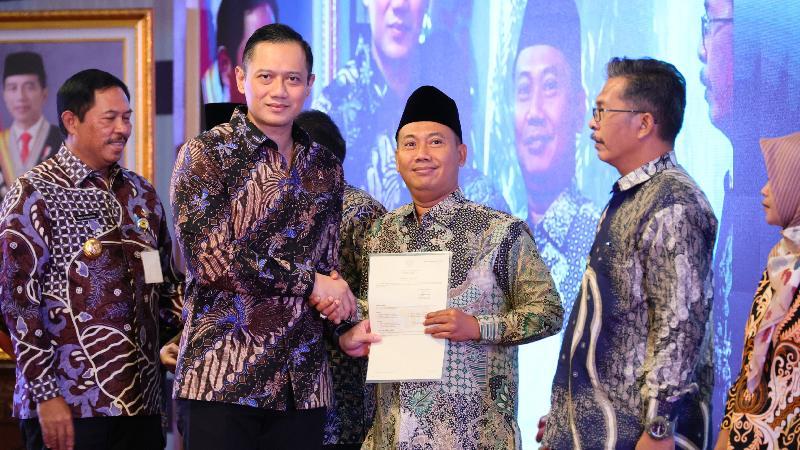 Wakil Bupati Demak, Ali Makhsun, mengapresiasi Kementerian ATRBPN atas penyerahan sertipikat tanah elektronik di Semarang 12 07 2024
