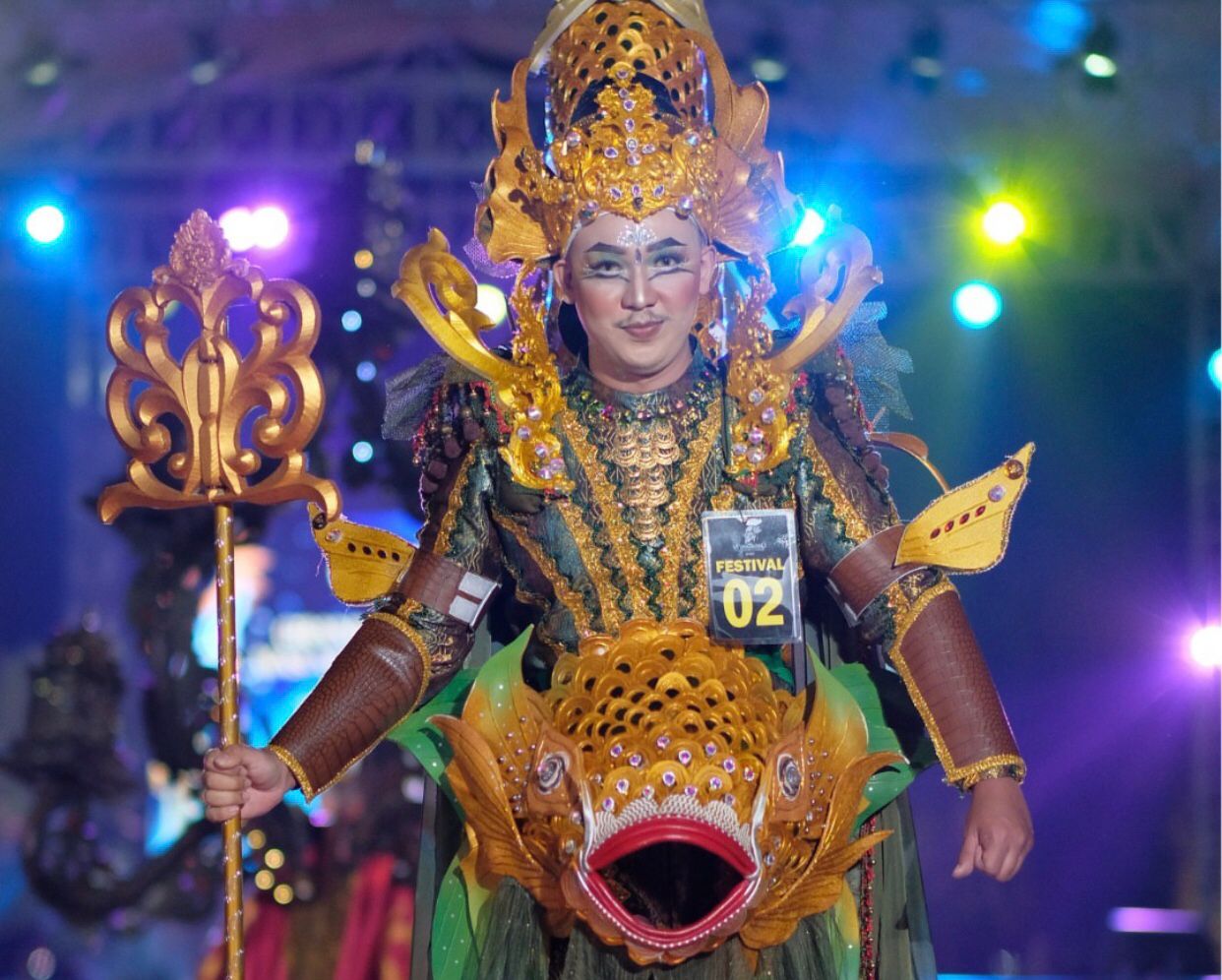 Perwakilan dari Perumda Tirta Aji Wonosobo yang menggunakan kostum bertajuk Mina Tirta Aji, berkombinasi warna kuning dan hijau (Dok.Humas PDAM Wonosobo)