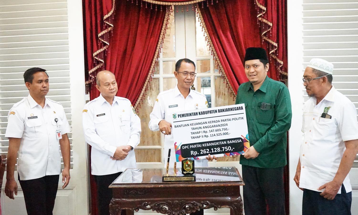 Serahkan Bantuan Keuangan Parpol, Pj Bupati Masrofi Minta Parpol Dukung Pendidikan Politik Masyarakat