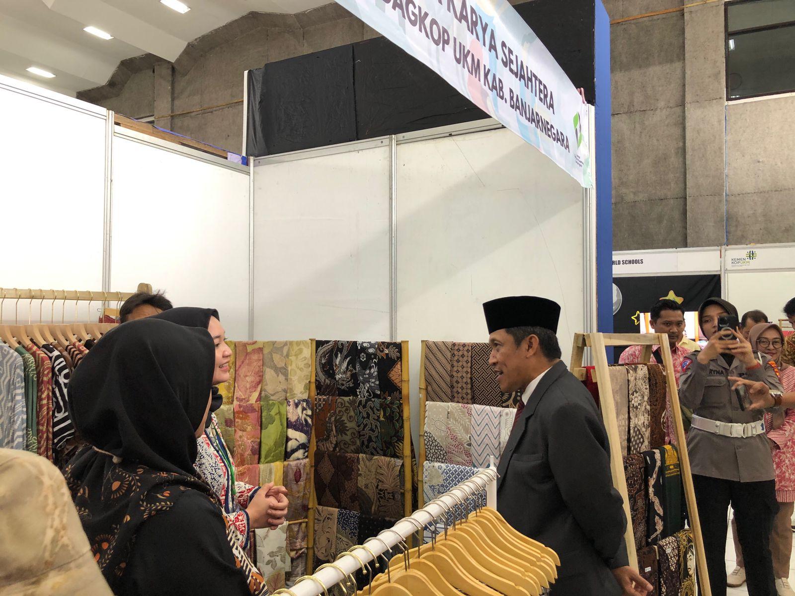Bupati Afif sedang meninjau salah satu UMKM (Dok.Gena Mercusuar)
